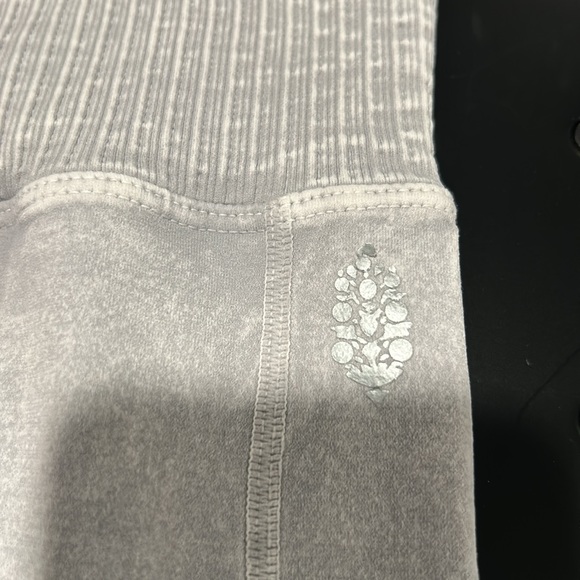 85-FPMovement High-Rise 7/8 Good Karma 2-Pocket Leggings has imperfection - Picture 5 of 6